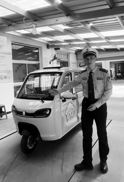 济南车管所民警现场讲解国标三轮车购买注意事项